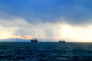 İki gemi denizde