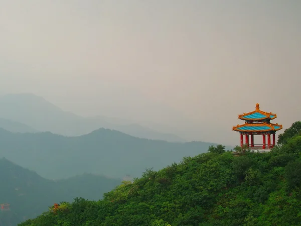 Beautiful Chinese pagoda standing on mountain — ストック写真