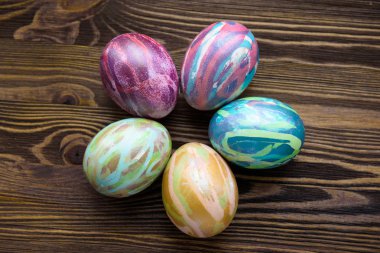 Ahşap arka planda paskalya yumurtaları