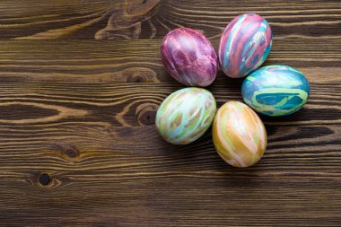 Ahşap arka planda paskalya yumurtaları