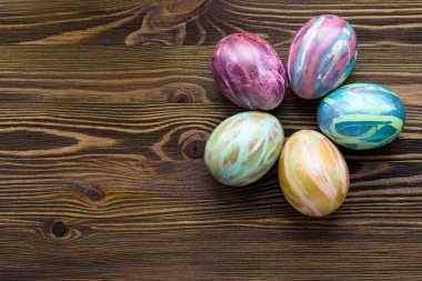 Ahşap arka planda paskalya yumurtaları