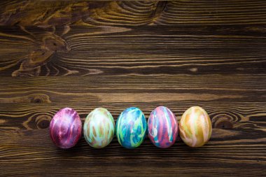 Ahşap arka planda paskalya yumurtaları