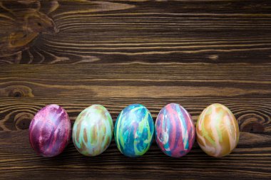 Ahşap arka planda paskalya yumurtaları