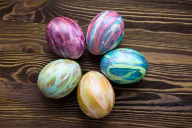 Ahşap arka planda paskalya yumurtaları