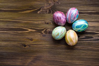 Ahşap arka planda paskalya yumurtaları