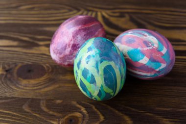 Ahşap arka planda paskalya yumurtaları