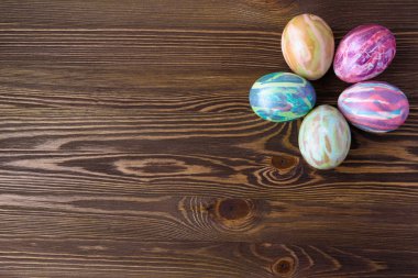 Ahşap arka planda paskalya yumurtaları