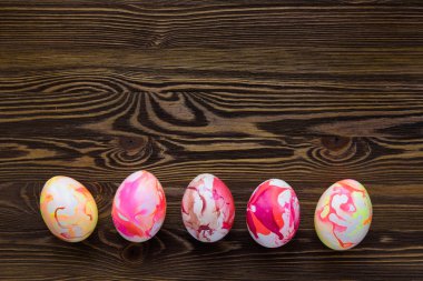 Ahşap arka planda paskalya yumurtaları