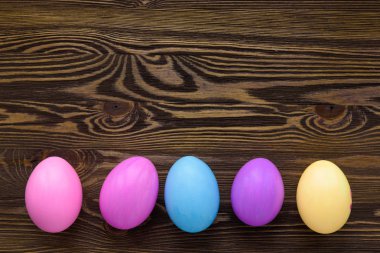 Ahşap arka planda paskalya yumurtaları