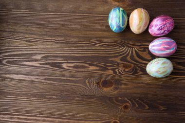 Ahşap arka planda paskalya yumurtaları