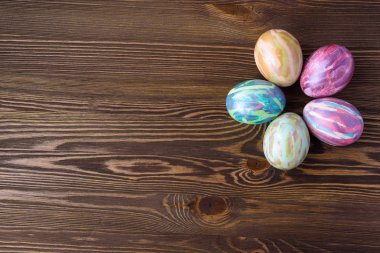 Ahşap arka planda paskalya yumurtaları