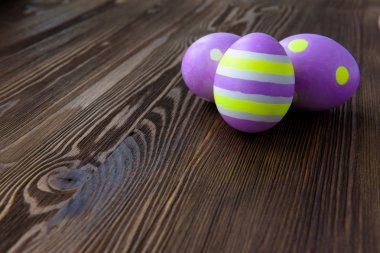 Ahşap arka planda paskalya yumurtaları