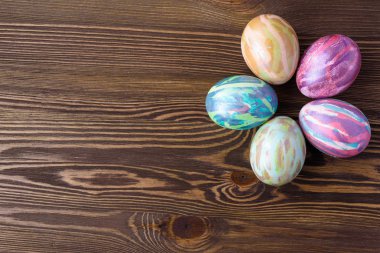 Ahşap arka planda paskalya yumurtaları