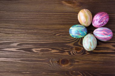 Ahşap arka planda paskalya yumurtaları