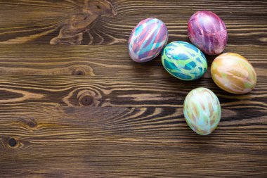 Ahşap arka planda paskalya yumurtaları
