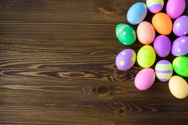 Ahşap arka planda paskalya yumurtaları