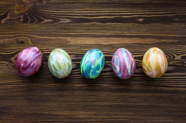 Ahşap arka planda paskalya yumurtaları