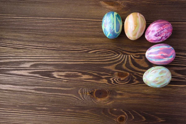 Ahşap arka planda paskalya yumurtaları