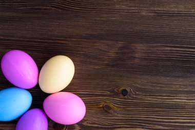 Ahşap arka planda paskalya yumurtaları