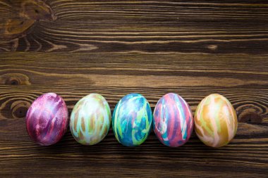 Ahşap arka planda paskalya yumurtaları