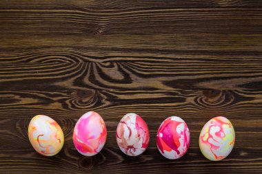 Ahşap arka planda paskalya yumurtaları