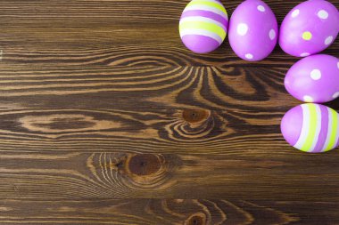 Ahşap arka planda paskalya yumurtaları