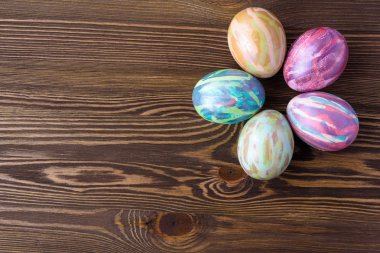 Ahşap arka planda paskalya yumurtaları