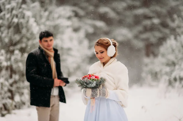 Casal em uma floresta de pinheiro — Fotografia de Stock