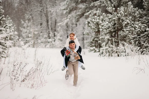 Casal em uma floresta de pinheiro — Fotografia de Stock