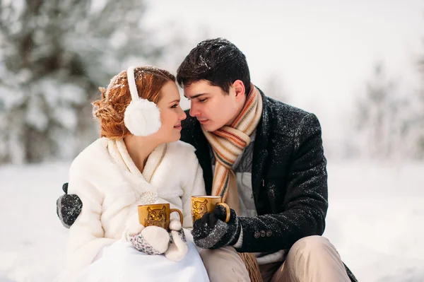 Pareja en un bosque de pinos — Foto de Stock