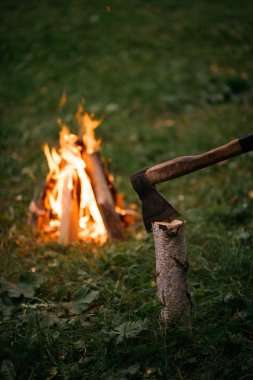 şenlik ateşi gece açık havada