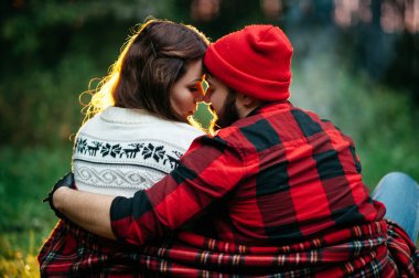 sevenler gece kamp ateşi etrafında