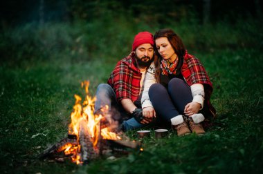 sevenler gece kamp ateşi etrafında