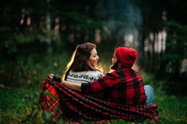 sevenler gece kamp ateşi etrafında