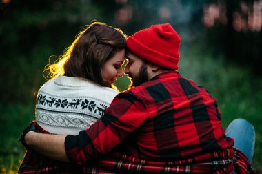 sevenler gece kamp ateşi etrafında