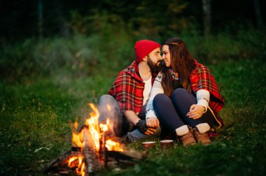 sevenler gece kamp ateşi etrafında