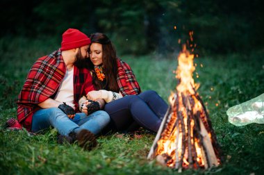 sevenler gece kamp ateşi etrafında