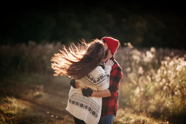 Amantes abrazándose en la naturaleza — Foto de Stock