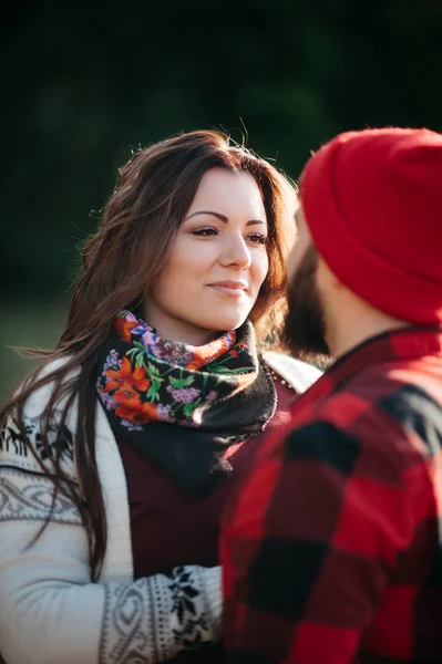 Liefhebbers knuffelen in de natuur — Stockfoto