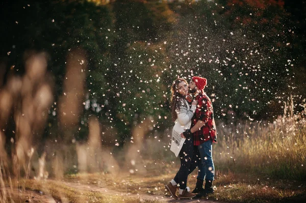 Amantes abrazándose en la naturaleza —  Fotos de Stock