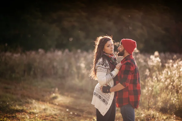 Amoureux embrasser dans la nature — Photo