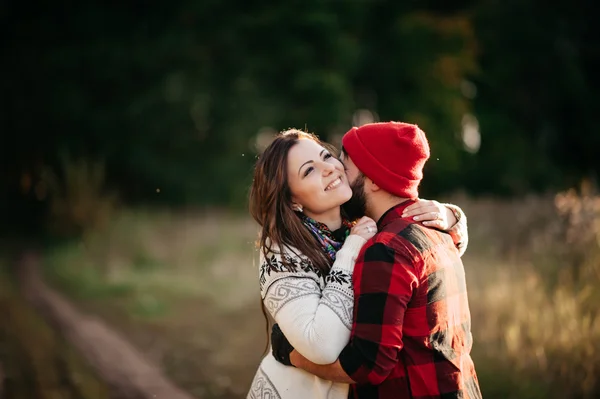 Amantes abrazándose en la naturaleza — Foto de Stock