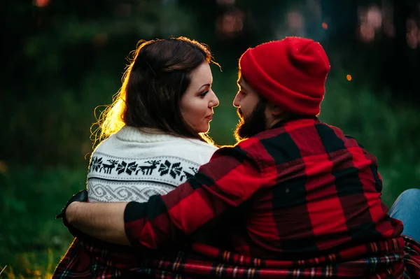 Amantes ao redor da fogueira à noite — Fotografia de Stock