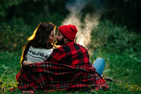 Amantes ao redor da fogueira à noite — Fotografia de Stock