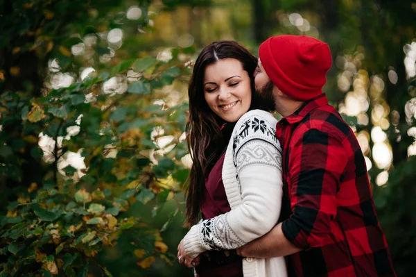 Amantes abrazándose en la naturaleza — Foto de Stock