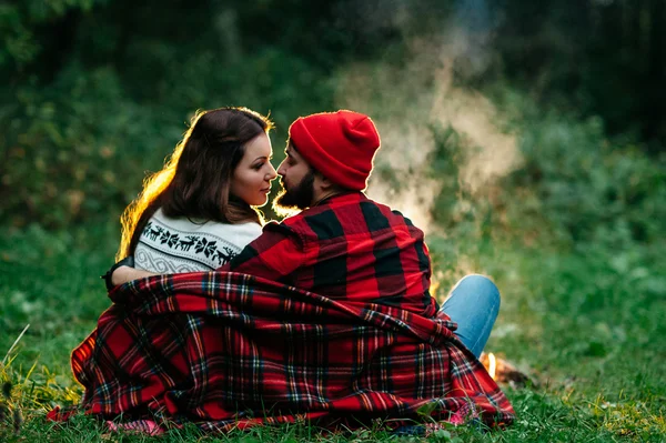 Amantes alrededor de la fogata por la noche — Foto de Stock