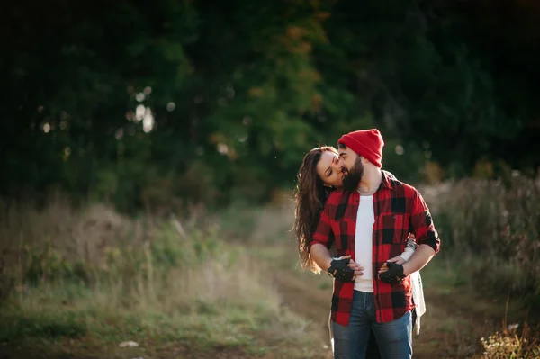 Amantes abrazándose en la naturaleza — Foto de Stock