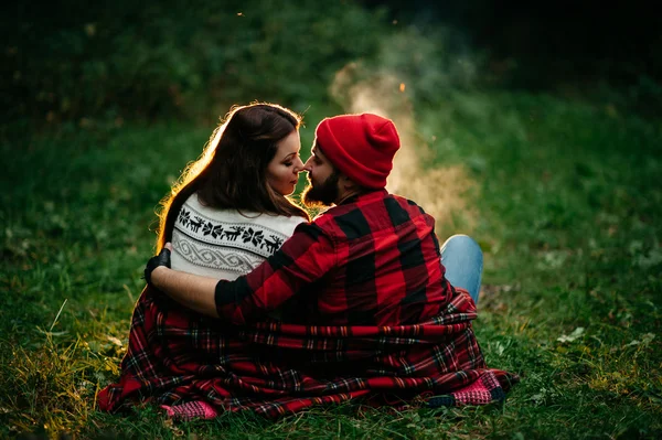 Amantes alrededor de la fogata por la noche — Foto de Stock