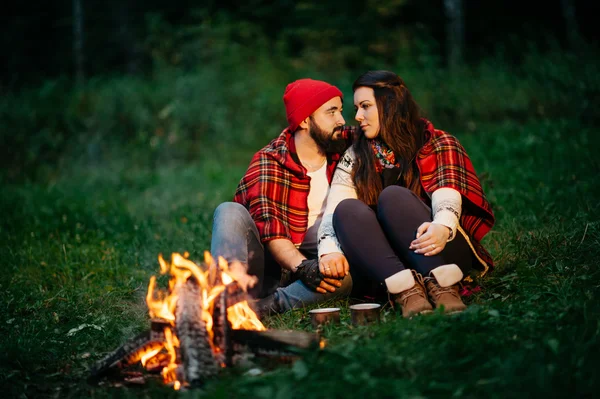 Lovers around the campfire at night — Stock Photo, Image