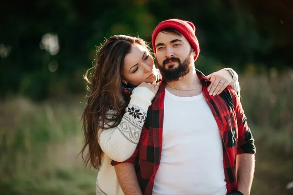 Amantes abrazándose en la naturaleza — Foto de Stock